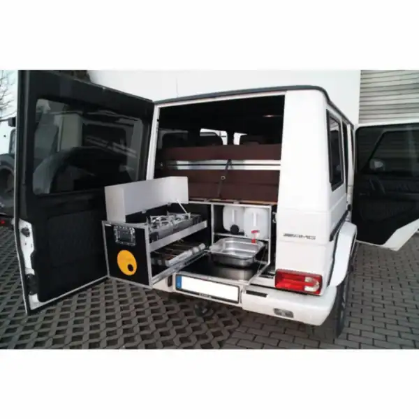 De camperbox van QUQUQ genaamd G-Box met uitgeklapte buitenkeuken