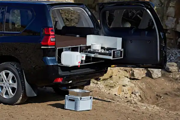 De camperbox van QUQUQ genaamd FlatBox met uitgeklapte buitenkeuken