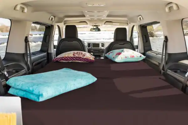 De camperbox van QUQUQ genaamd MidiBox opgezet bed