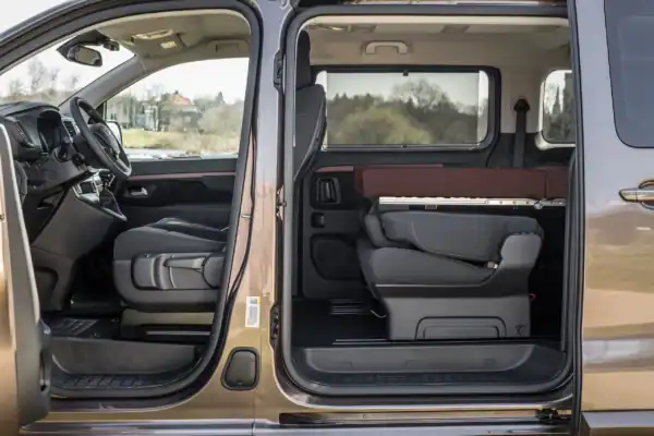 De camperbox van QUQUQ genaamd MidiBox binnenkant auto