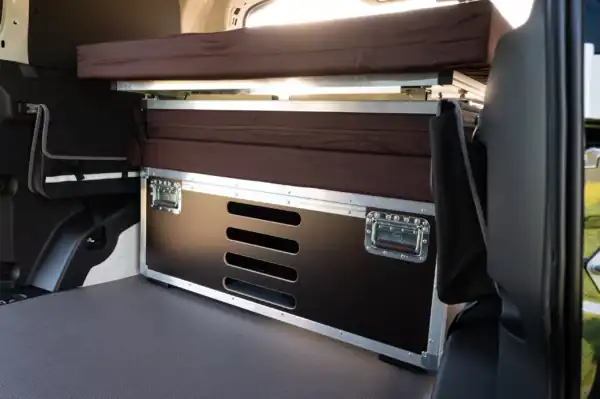 De achterkant van de QUQUQ camperbox genaamd BusBox