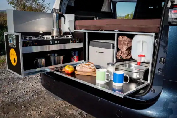 De buitenkeuken van de QUQUQ camperbox genaamd BusBox