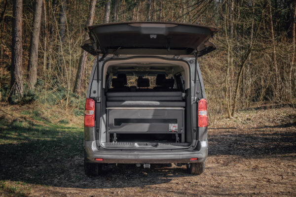 Moiebox Camperbox van Visu achterkant van auto met camperbox opgesteld