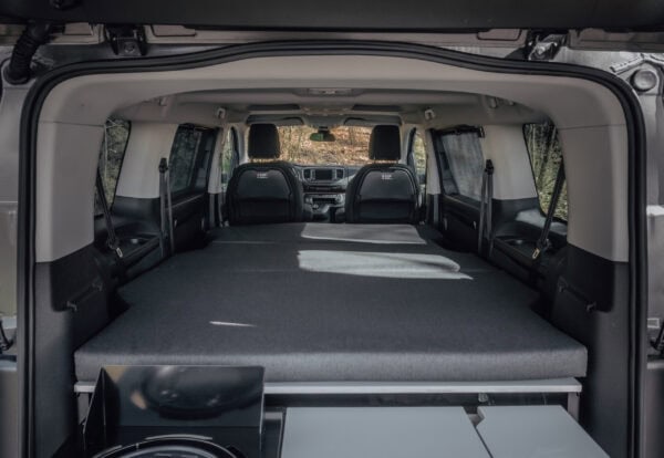 Moiebox Camperbox van Visu bed frame uitgeklapt met matras