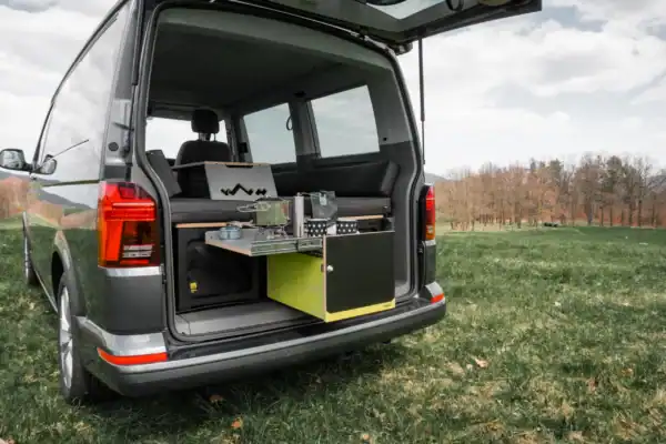 Sitka Plus Camperbox van Visu uitgeklapte keukenmodule van veraf