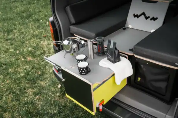 Sitka Plus Camperbox van Visu uitgeklapte keukenmodule close up