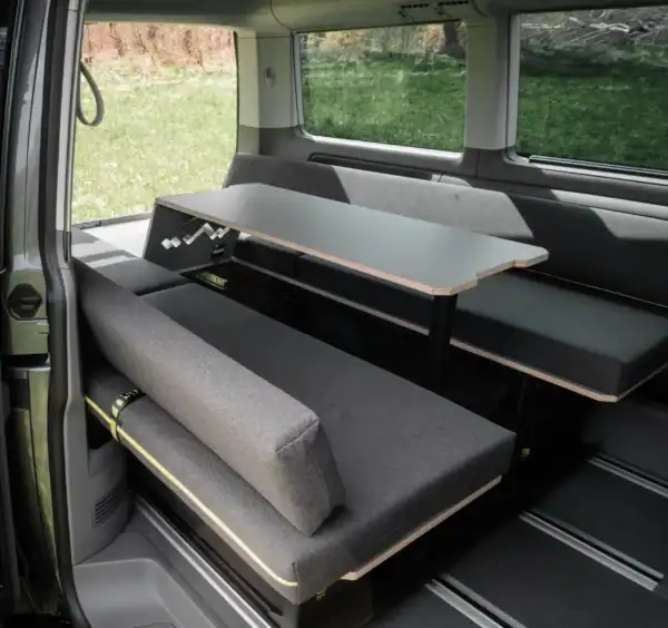 Sitka Plus Camperbox van Visu met uitgeklapte bank