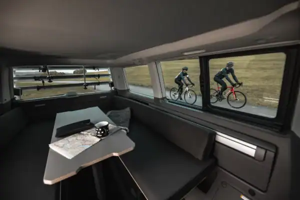 Sitka Camperbox van Visu foto vanuit binnen waar de tafel en bank goed te zien zijn