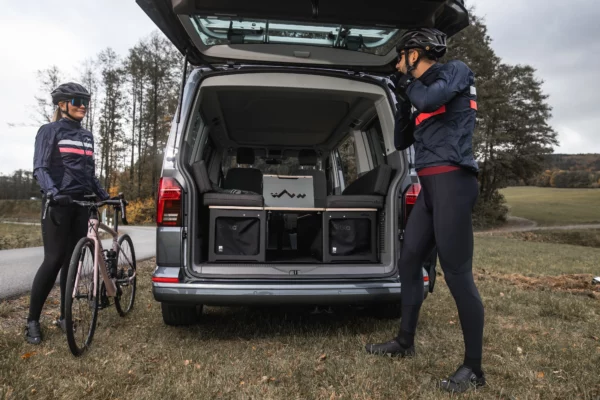 Sitka Camperbox van Visu foto van achterkant voertuig met de camperbox met twee personen