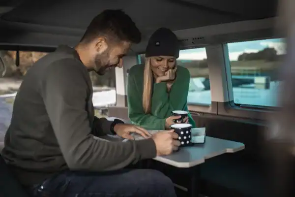 Sitka Camperbox van Visu gebruik van camperbox door twee mensen die aan het tafeltje zitten