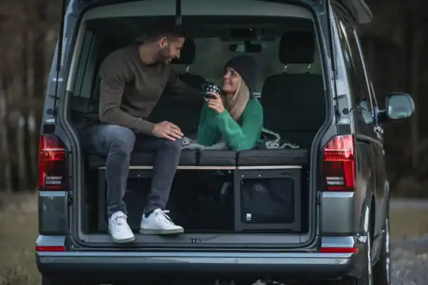 Sitka Camperbox van Visu gebruik van camperbox met persoon die zit , en een die ligt.