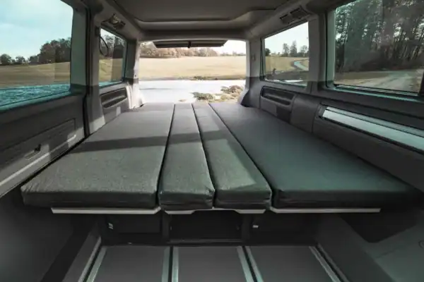 Sitka Camperbox van Visu foto vanuit voertuig met uitgeklapt bed en matras