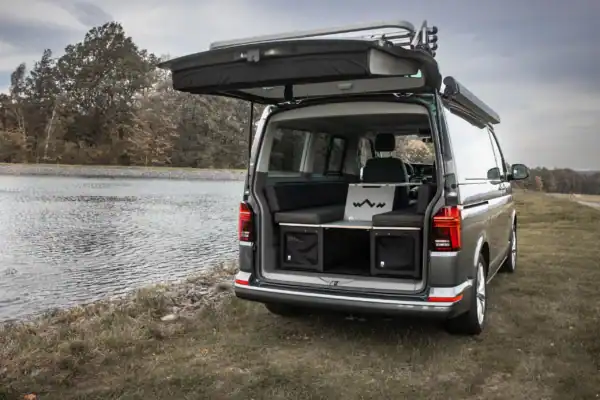 Sitka Camperbox van Visu foto van achterkant voertuig met de camperbox