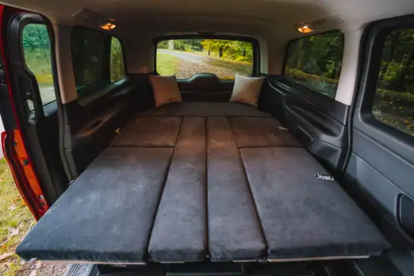 Moiebox Camperbox van Visu bed frame uitgeklapt met matras