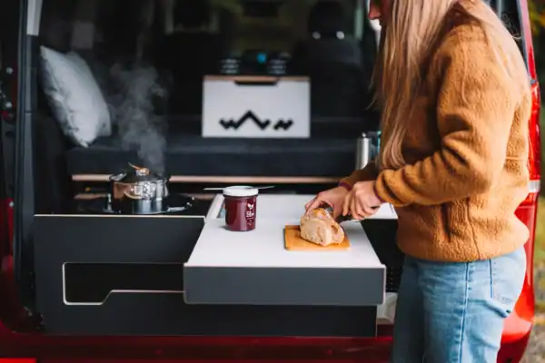 Moie Camperbox van Visu uitgeklapte keukenmodule close up