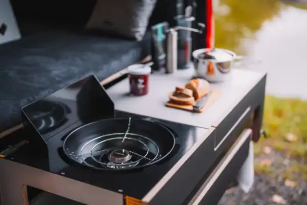 Moie Camperbox van Visu uitgeklapte keukenmodule close up