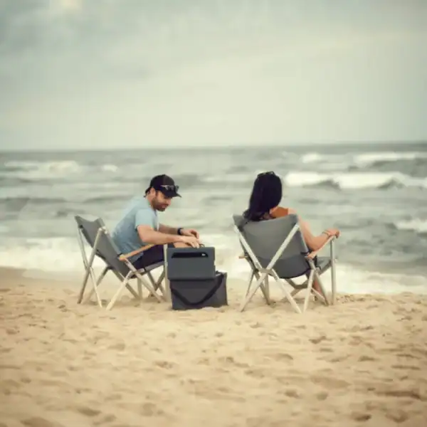 Dometic Go Compact Camp Chair Silt stockfoto op het strand