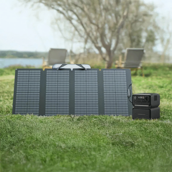 EcoFlow RIVER 3 Max Plus in de tuin, verbonden met EcoFlow 220W zonnepaneel en ladende apparaten op picknicktafel