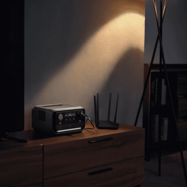 EcoFlow RIVER 3 Plus Power Station in een woonkamer, klaar voor opladen van telefoon en laptop (Toepassing: dagelijks gebruik in huis of appartement)(Toepassing: stroomvoorziening bij stroomuitval of off-grid koken)