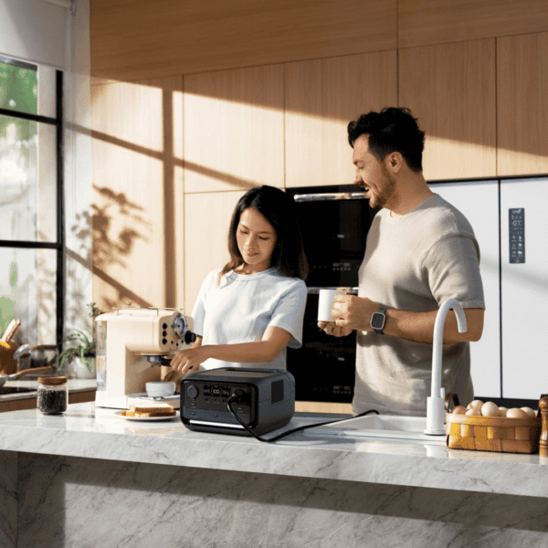 EcoFlow RIVER 3 Plus op een keukentafel, aangesloten op verlichting en USB-apparaten (Toepassing: stroomvoorziening bij stroomuitval of off-grid koken)