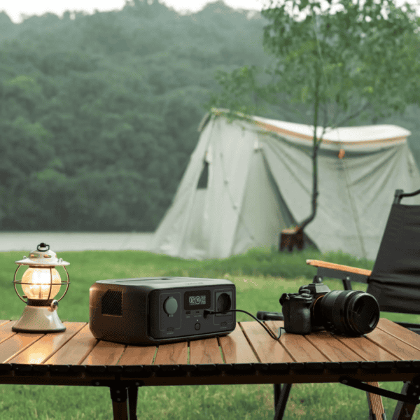 Draagbare EcoFlow RIVER 3 op tafel met aangesloten laptop