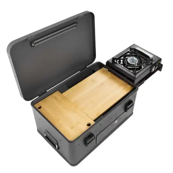 Binnenkant met bamboe planken en verdelers