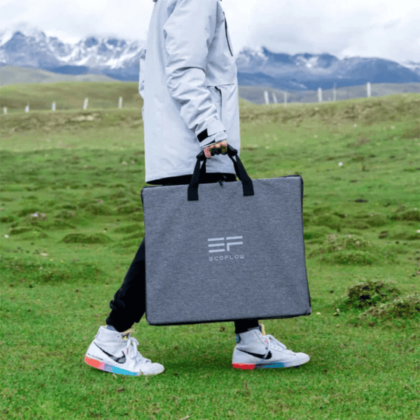 EcoFlow 110W zonnepaneel opgevouwen in draagtas, klaar voor transport