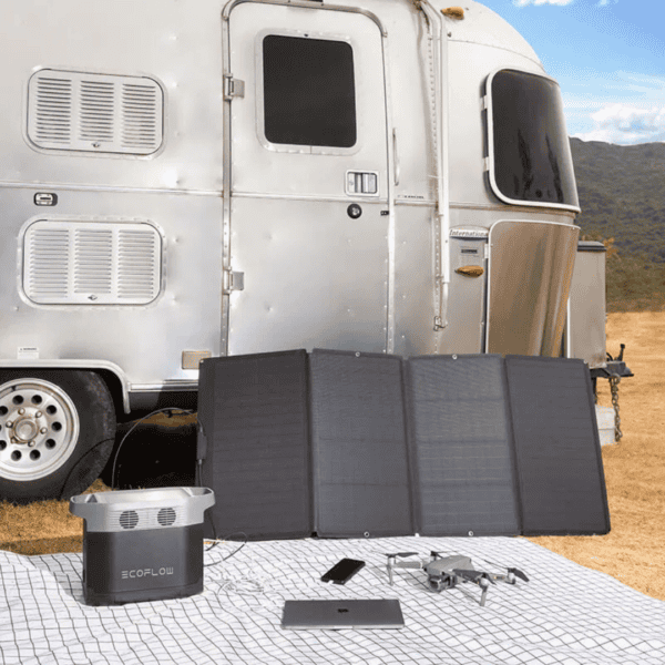 EcoFlow zonnepaneel in gebruik tijdens kampeervakantie