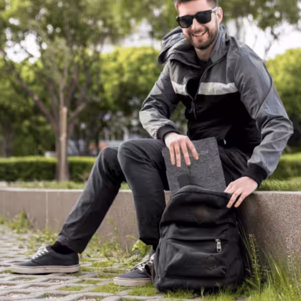 EcoFlow zonnepaneel compact opgevouwen naast rugzak