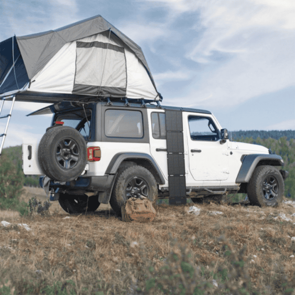 EcoFlow 60W opvouwbaar zonnepaneel in gebruik tijdens outdoor kampeertrip