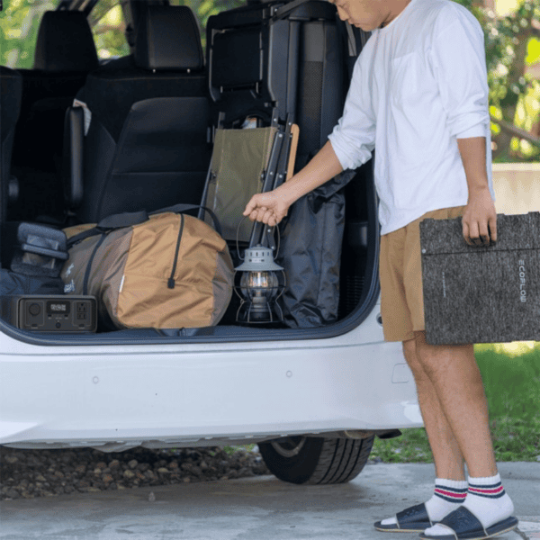 EcoFlow 60W opvouwbaar zonnepaneel in gebruik tijdens outdoor kampeertrip