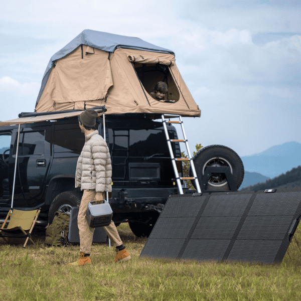 EcoFlow zonnepaneel 160W opgesteld naast een camper op camping