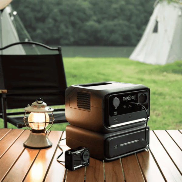 EcoFlow EB300 Extra Battery in een outdoor setting naast een tent of buscamper