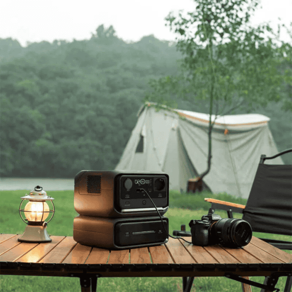 EcoFlow EB300 Extra Battery in een outdoor setting naast een tent of buscamper