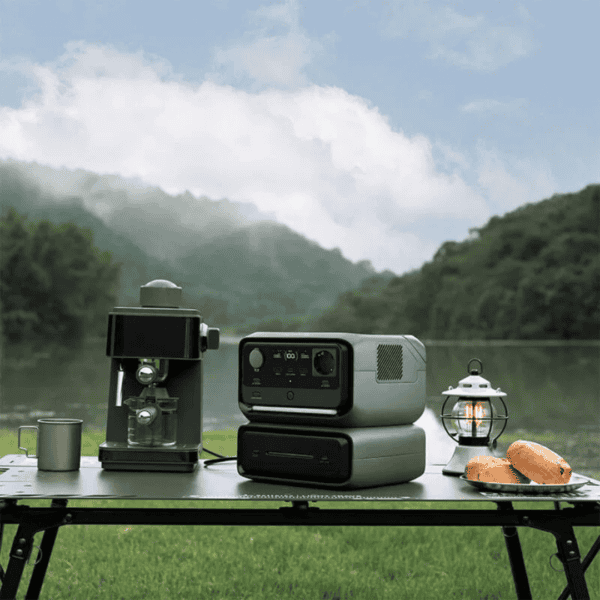 EcoFlow EB300 Extra Battery in een outdoor setting naast een tent of buscamper