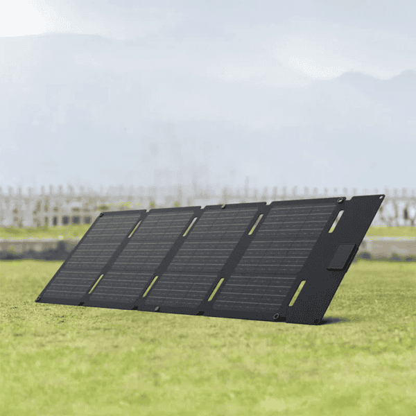 EcoFlow 45W zonnepaneel opengeklapt in grasveld met volle zon