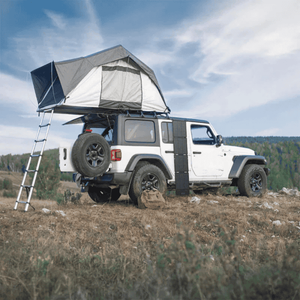 Draagbare UPS Power Station naast tent tijdens kampeertrip