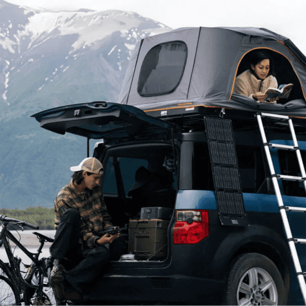 EcoFlow zonnepaneel laadt apparaat op in de bergen