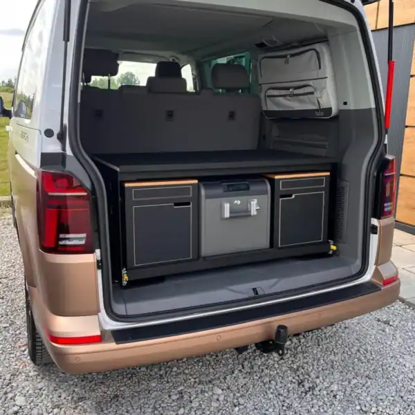 Camperbox opslag systeem in bus kofferbak