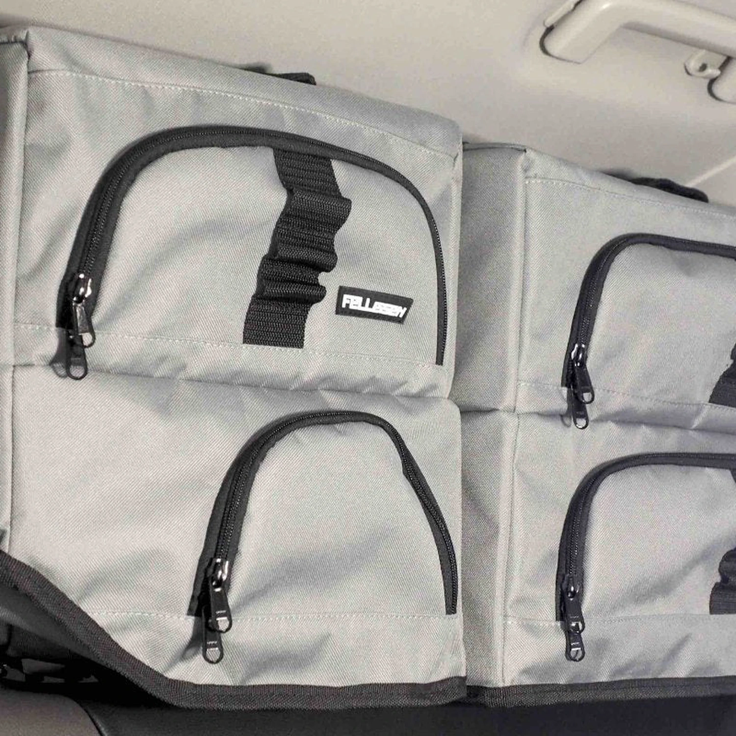 Felleisen raamtas gemonteerd in het zijraam van een Ford Tourneo Custom L1