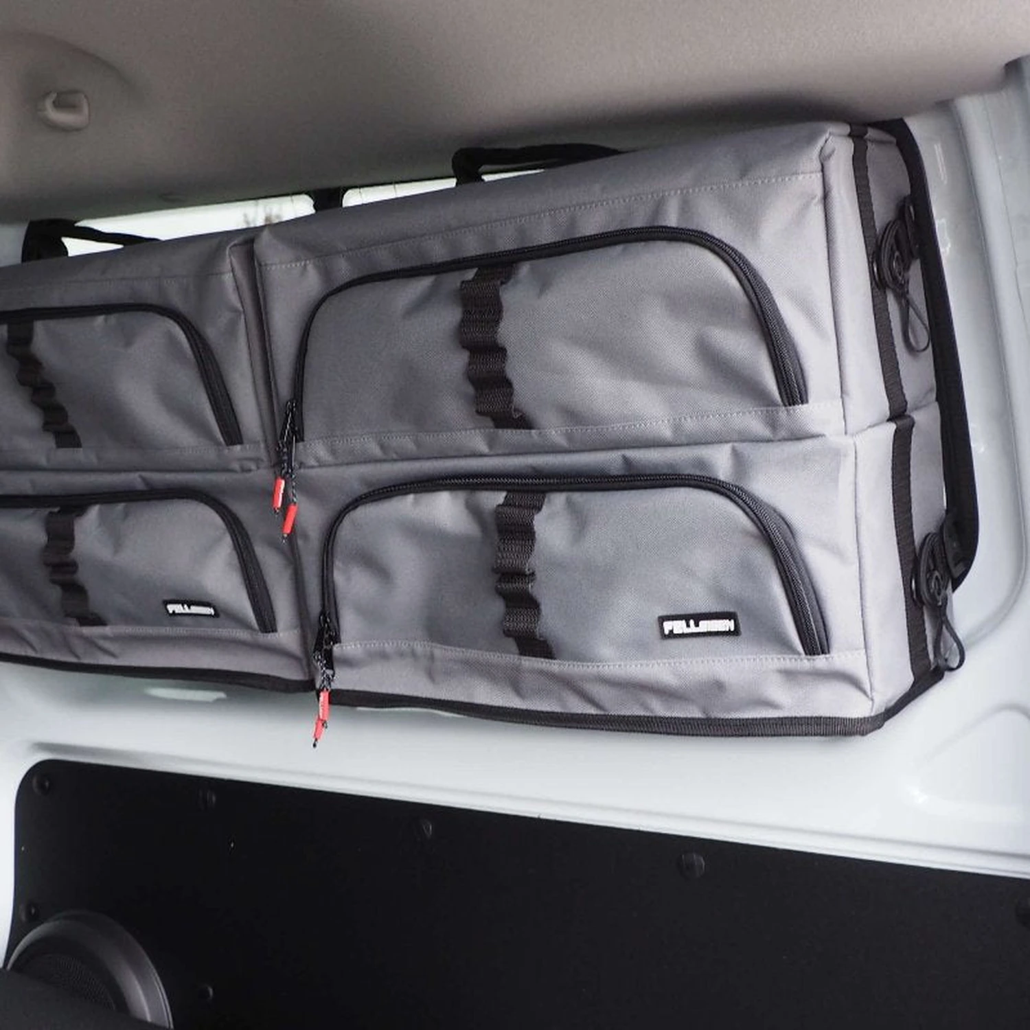 Felleisen raamtas gemonteerd in het zijraam van een Ford Transit Custom L1