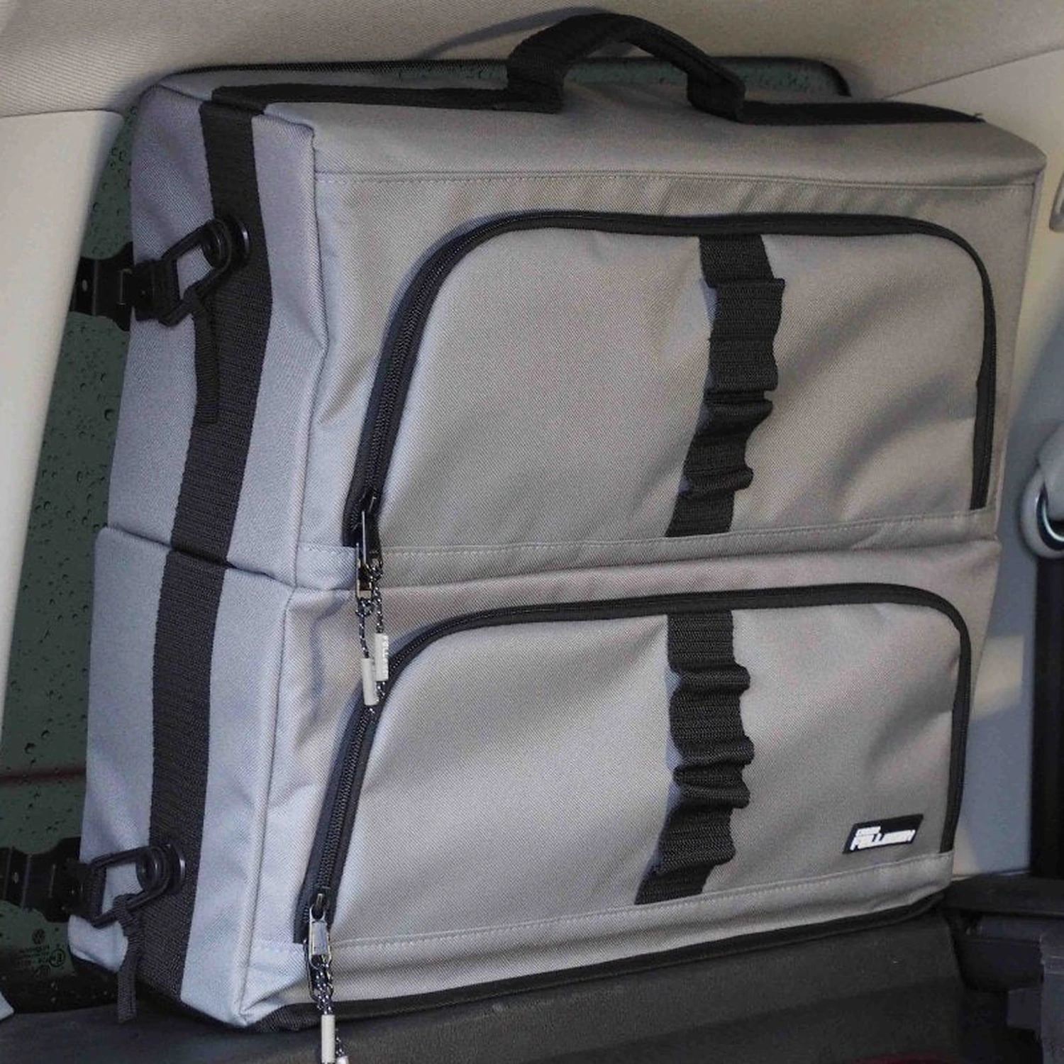 Felleisen raamtas gemonteerd in het zijraam van een VW Caddy 3/4