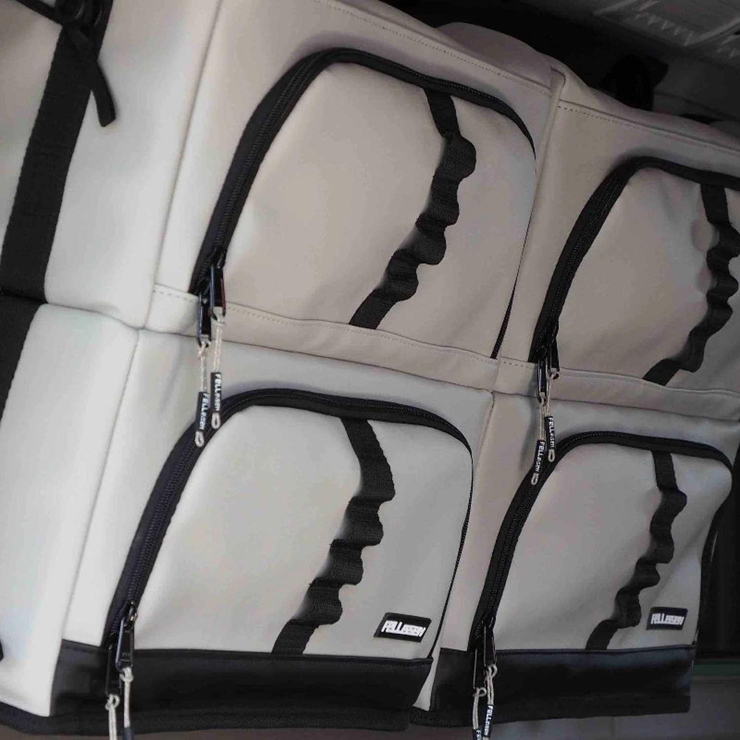 Felleisen raamtas gemonteerd in het zijraam van een VW T5/T6/T6.1 Multivan / Caravelle 4er